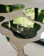 Bracelet Jacques en plaqué argent, posé sur un miroir