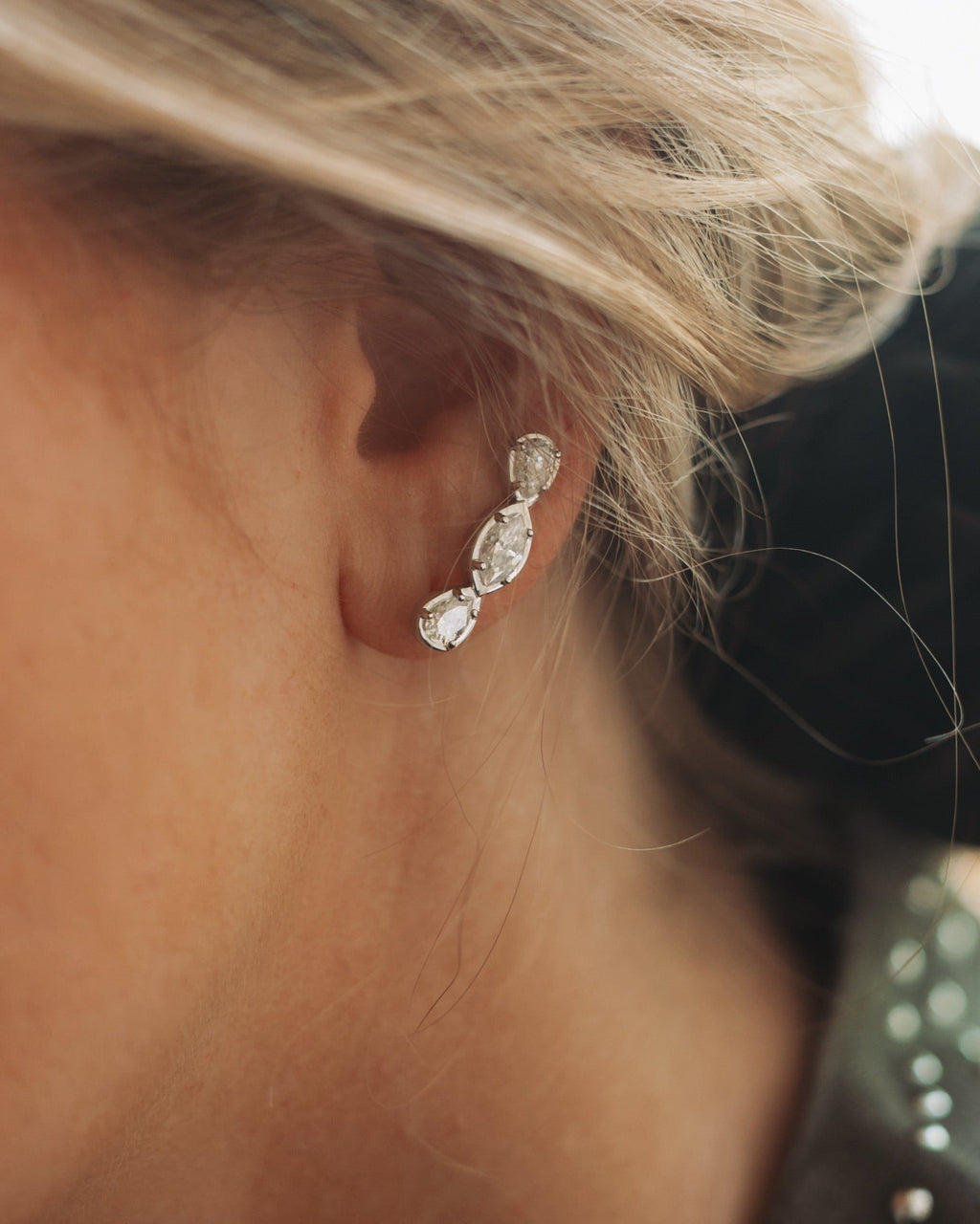 Boucles d'oreilles Jeanne portées de profil, en plaqué argent
